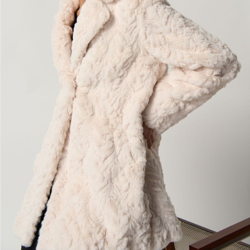 Faux fur coat. - Picture 3 of 4